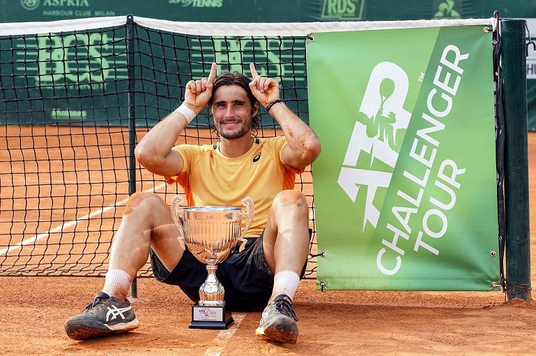 Gian Marco Moroni posa con il suo primo titolo Challenger - Foto Peluso