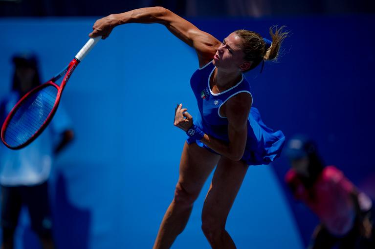Olimpiadi Tokyo 2020: Camila Giorgi al servizio (foto Kopatsch/Sato/Sijordak)