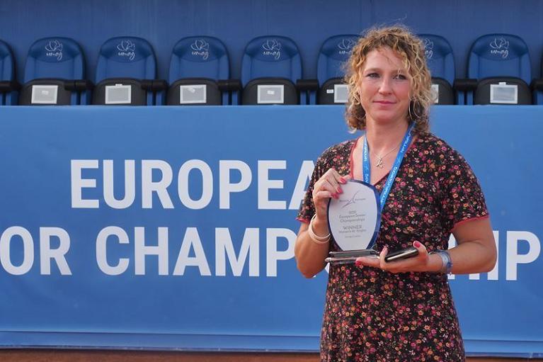 Katia Ceracchi posa con il titolo europeo di Umago - Foto Tennis Europe
