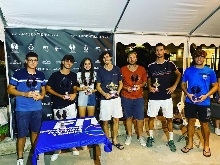 Le premiazioni dell'open sui campi del CT Ceglie Messapica