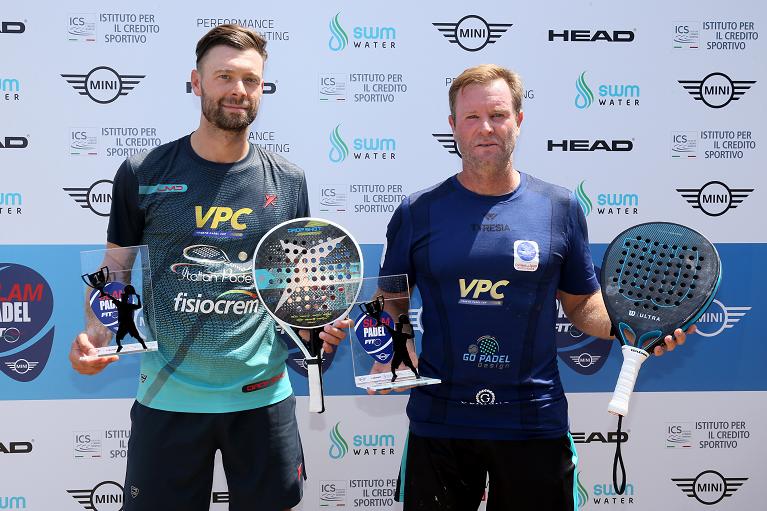 Simone Cremona e Marcelo Federico Capitani con il trofeo della seconda tappa del Circuito Slam by Mini (foto Sposito)