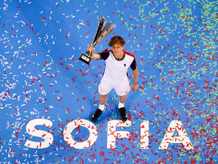 Jannik Sinner con il trofeo 2021 (foto Sofia Open Website)