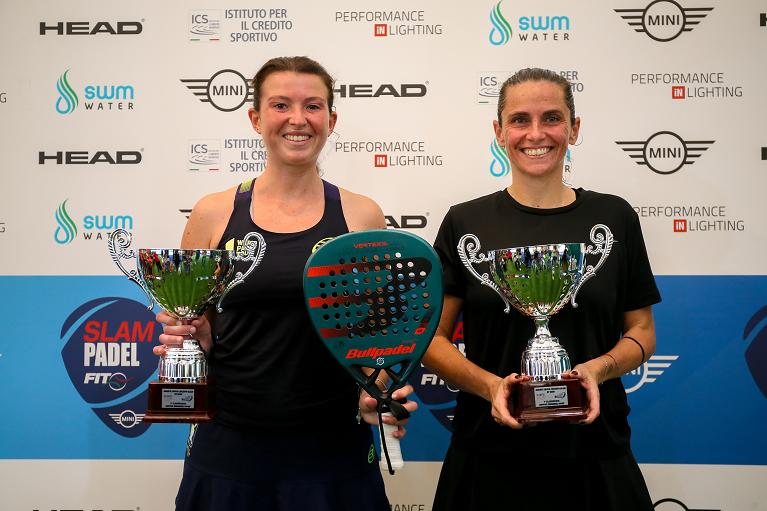 Valentina Tommasi e Roberta Vinci con il trofeo della quarta tappa del Circuito Slam by Mini (foto Sposito)