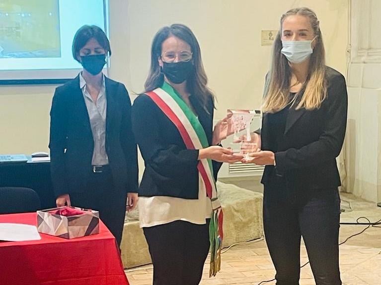 Sindaco consegna Trono di Verucchio a Lucia Bronzetti