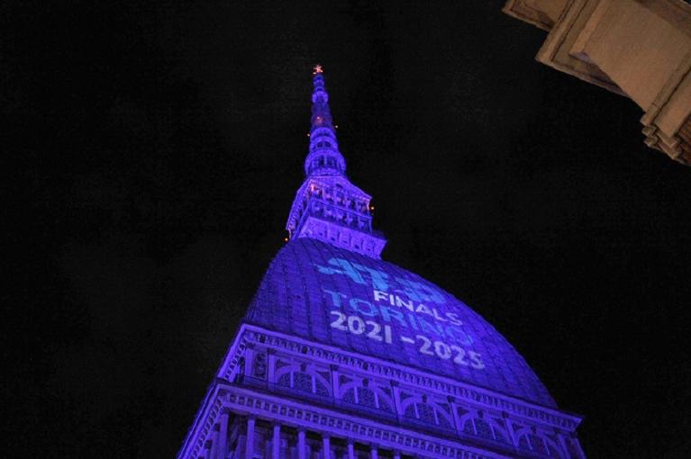 La Mole Antonelliana illuminata con il logo delle ATP Finals (foto Federtennis)