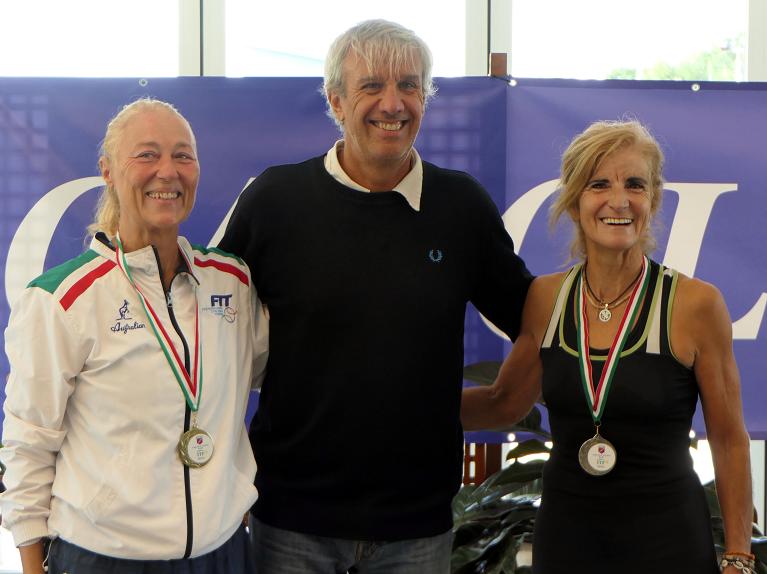 Un momento della premiazione dell'ITF Senior concluso al CT Bari
