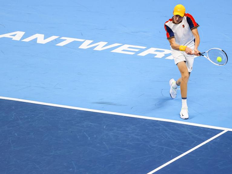 Jannik Sinner colpisce di rovescio (foto Getty Images)