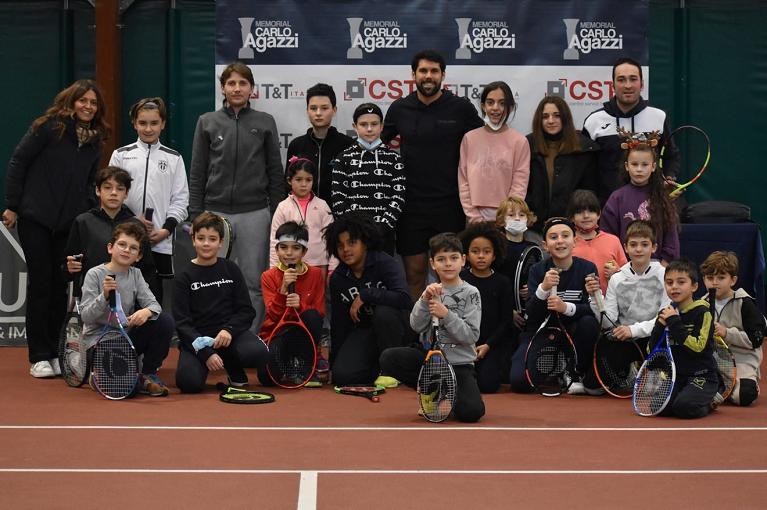 Federico Gaio e alcuni dei ragazzi della scuola tennis del Palaiseo