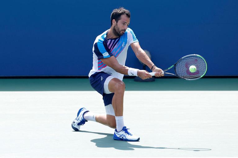 Salvatore Caruso Colpisce di rovescio (foto Getty Images)