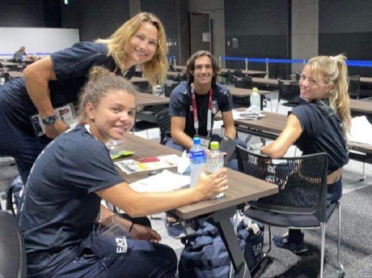 Un selfie degli azzurri e delle azzurre del tennis a Tokyo 2020