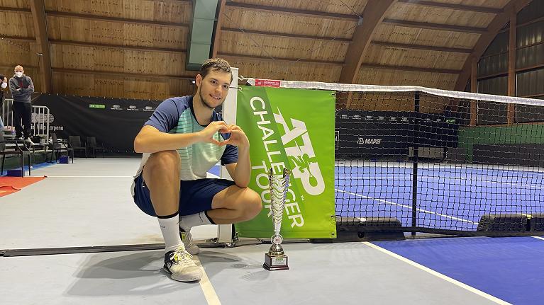 Pavel Kotov con il trofeo del Challenger Città di Forlì 3
