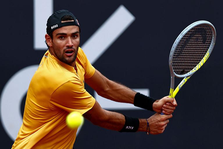 Matteo Berrettini colpisce di rovescio (foto Getty Images)