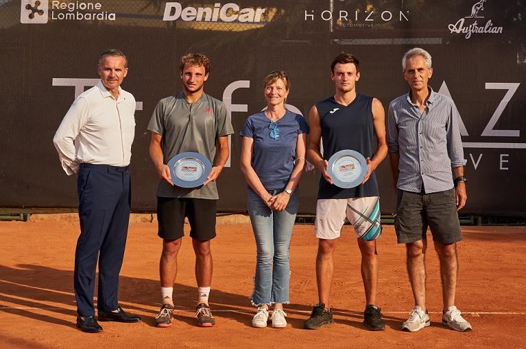 Una fase della premiazione: da sx Riccardo Maffiuletti di Azimut, Federico Arnaboldi, la direttrice del torneo Silvana Carrara, Riccardo Balzerani e il presidente del TC Città dei Mille Marco Fermi (foto Milesi)