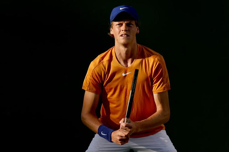 Jannik Sinner alla risposta (foto Getty Images)