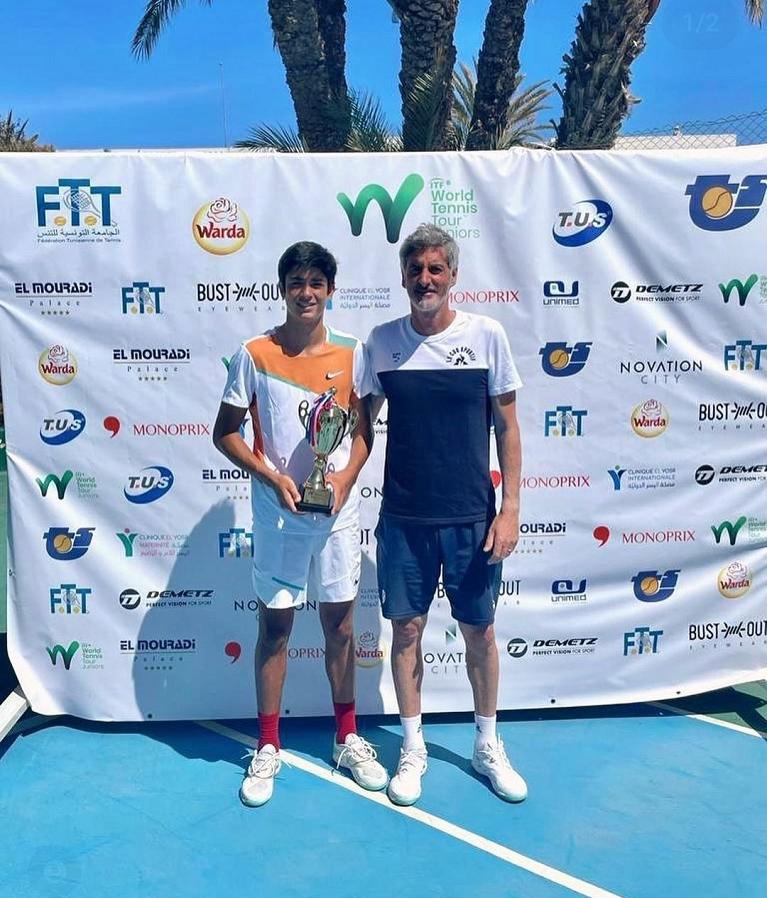 Federico Cinà - con il trofeo conquistato a Sousse - insieme a papà Francesco
