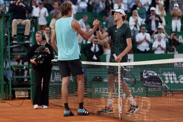 Il saluto fra Alexander Zverev e Jannik Sinner