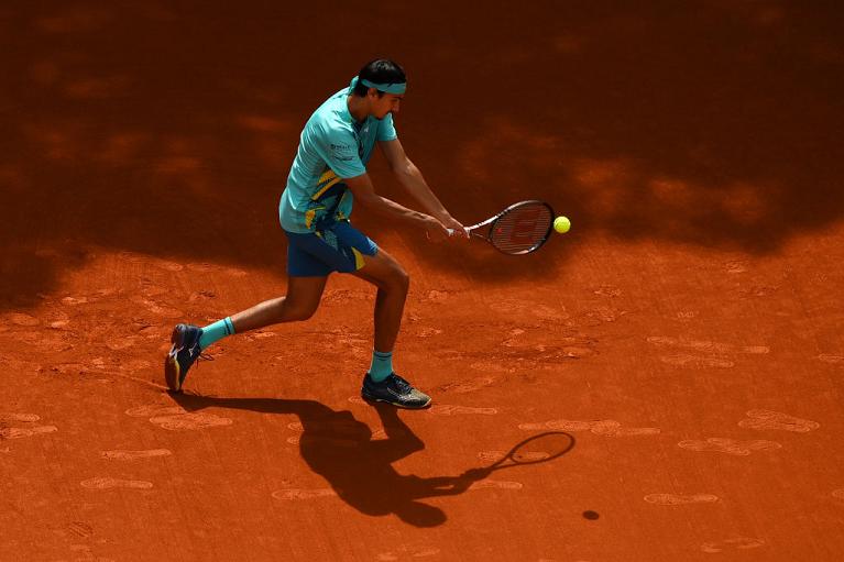 Lorenzo Sonego colpisce di rovescio (foto Getty Images)