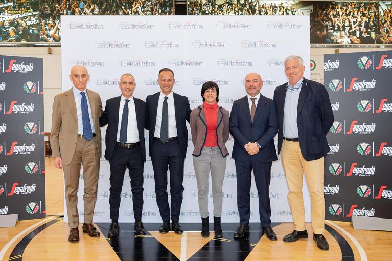 I relatori alla conferenza stampa di presentazione del progetto Sport Education. Da sinistra: Luca Baraldi (CEO Virtus Segafredo), Andrea Mantellini (fondatore), Simone Fiocchi (fondatore), Roberta Li Calzi (assessore allo Sport del Comune di Bologna), Alberto Ferrari (direttore generale Banca di Bologna), Raimondo Ricci Bitti (consigliere Federazione Italiana Tennis) (foto Giacomo Maestri)