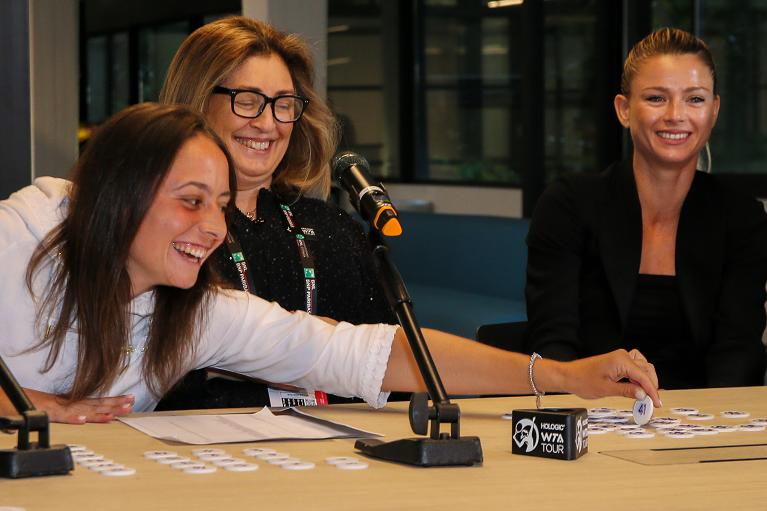 Elisabetta Cocciaretto  e Camila Giorgi con il supervisor Giulia Orlandi al sorteggio (foto Sposito)
