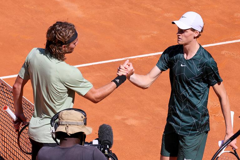 Jannik Sinner e Stefanos Tsitsipas si stringono la mano (foto Sposito)