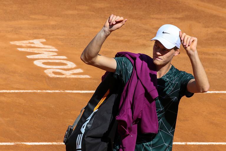Jannik Sinner saluta il pubblico (foto Sposito)