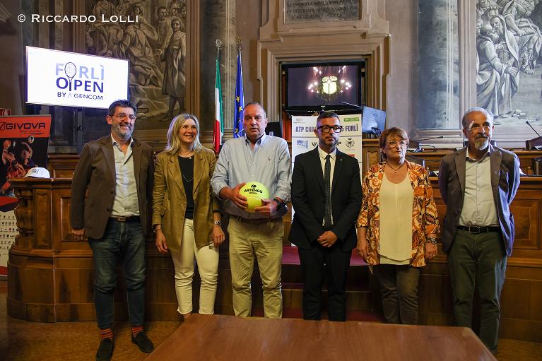 Nella foto della presentazione del Challenger 125 di Forlì, nella Sala Giunta del Comune di Forlì: l'assessore allo sport del comune di Forlì, Daniele Mezzacapo; il presidente del Comitato Fit Emilia Romagna Gilberto Fantini; il presidente del TC Villa Carpena Forlì, Angela Bonoli; il vice presidente Villa Carpena Forlì Ferruccio Tassinari; Patrizia Moretti in rappresentanza di Gencom, partner del torneo; l'organizzatore di NEN Events, Cosimo Napolitano.