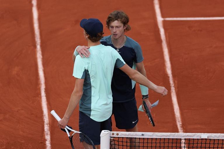 Il saluto di Jannik Sinner e Andrey Rublev dopo il ritiro (foto Getty Images)