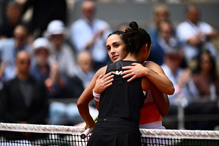 L'abbraccio a fine match tra Leylah Fernandez e Martina Trevisan (foto Getty Images)