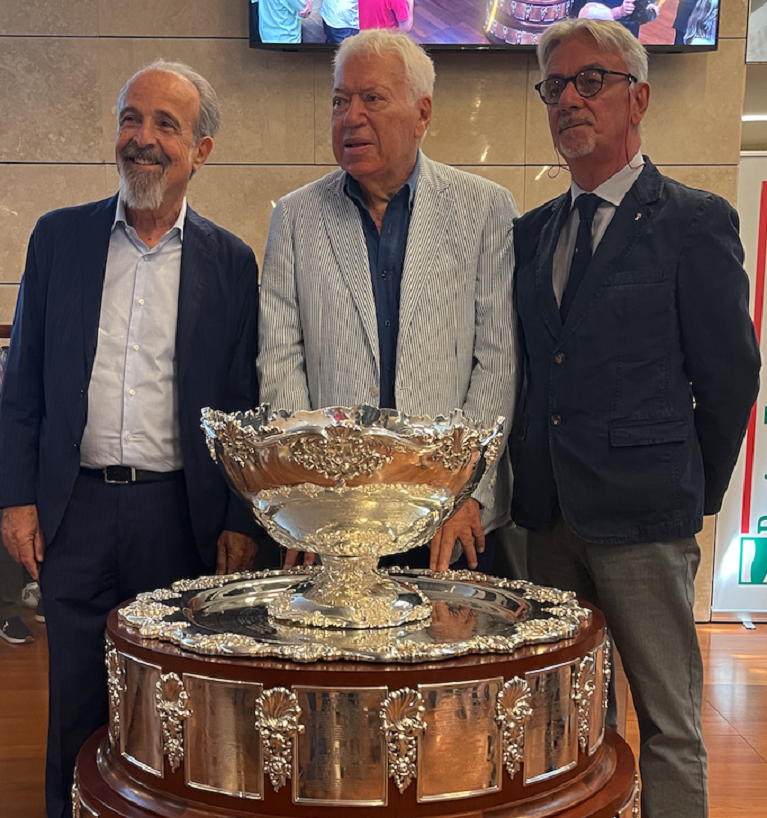 Gilberto Fantini, Nicola Pietrangeli e Andrea Dondi davanti alla Coppa Davis