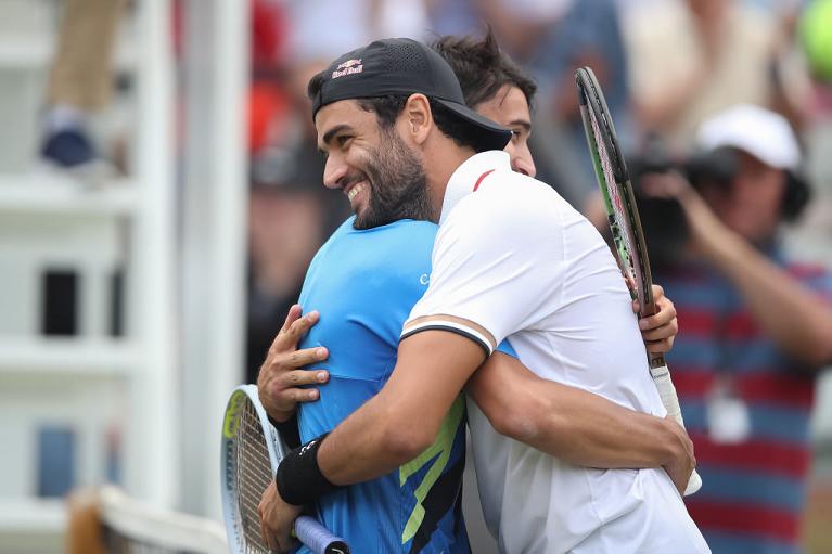 L'abbraccio tra Lorenzo Sonego e Matteo Berrettini (foto Getty Images)