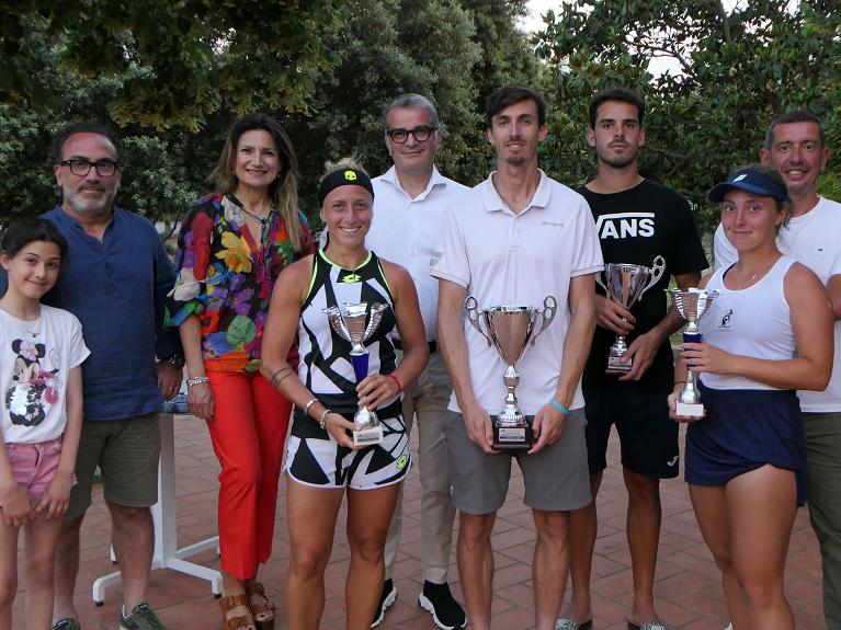 Un momento della premiazione al CT Ostuni