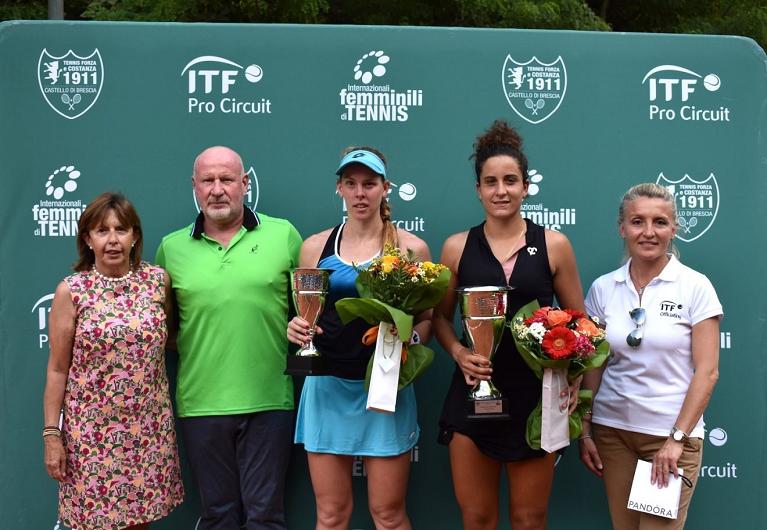 La premiazione: da sinistra, la presidente del Tennis Forza e Costanza Anna Capuzzi Beltrami, il direttore del torneo Alberto Paris, la finalista Despina Papamichail, la vincitrice Angela Fita Boluda e la supervisor del torneo Maria Cristina Barbarano (foto GAME)