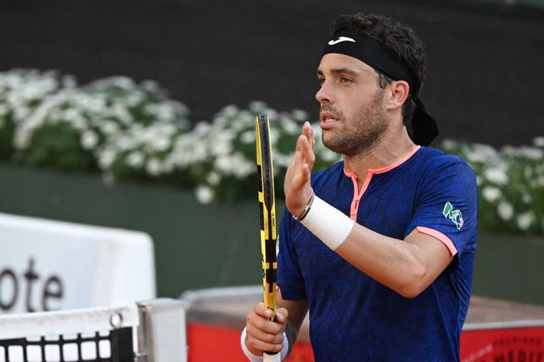Marco Cecchinato saluta il pubblico (foto Getty Images)