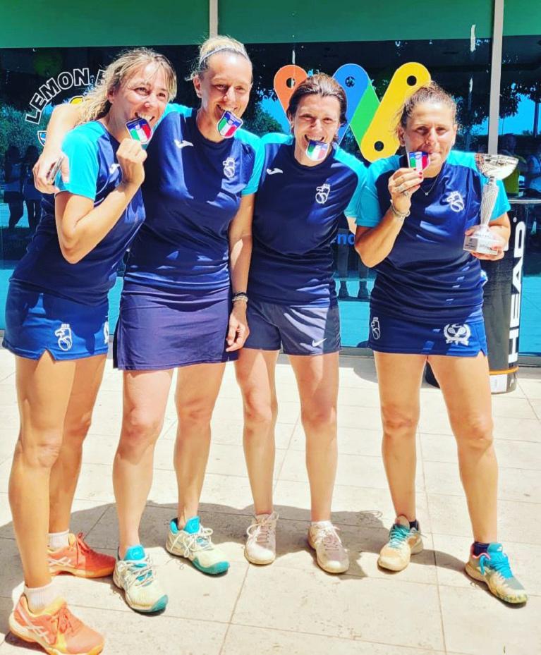 Le ragazze del CT Borgotrebbia in trionfo con lo scudetto Ladies 40