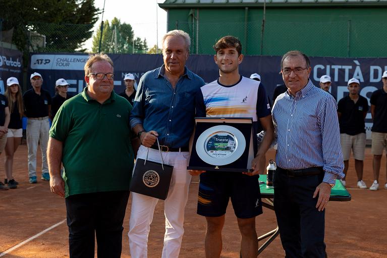 Francesco Passaro premiato da Antonio De Benedittis, presidente FIT Friuli-Venezia Giulia; Federico Pastor, presidente Tc Triestino; e Luigi Matarazzo, direttore generale navi mercantile Fincantieri