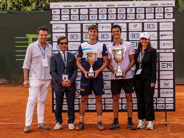 Da sinistra, Mario Salmeri (presidente di Vista Vision), Giuseppe Fumagalli (presidente BCS), Francesco Passaro, Federico Coria e Roberta Minardi (general manager di ASPRIA Harbour Club) (foto Francesco Peluso)