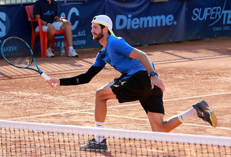 Andrea Vavassori in azione sotto rete (foto Facebook Eurocordenons)