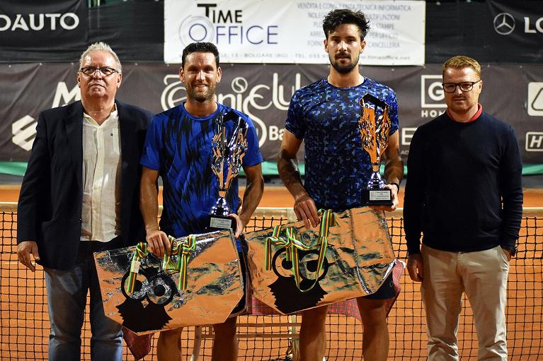 La premiazione dell'Open Erca del Tennis Club Bagnatica: da sinistra: il presidente del Tc Bagnatica Gianluigi Terzi, il vincitore Davide Pontoglio, il finalista Mariano Kestelboim e l'assessore allo Sport del Comune di Bagnatica Roberto Vavassori (foto GAME)