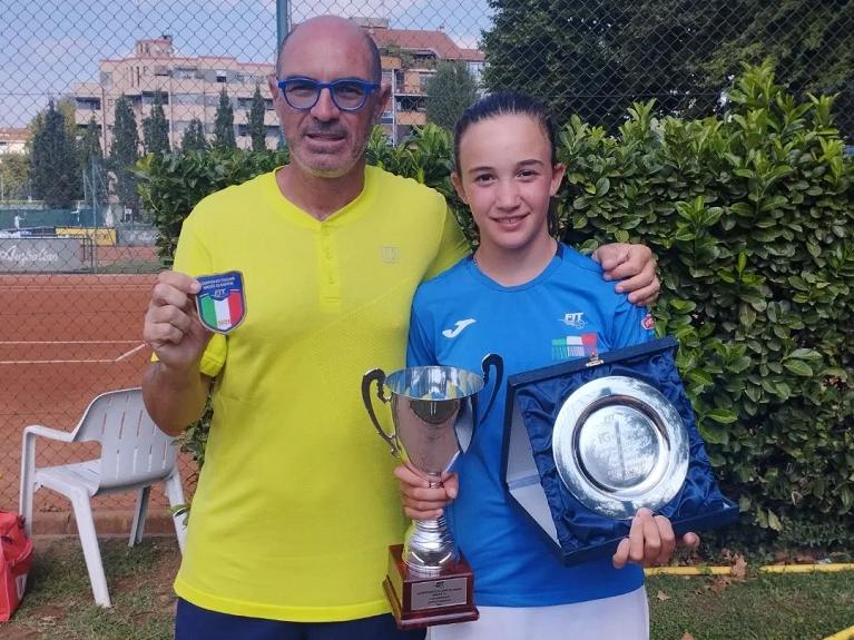 Ludovica Casalino, vincitrice del tabellone di doppio under 12 F, con il maestro Armando Caforio