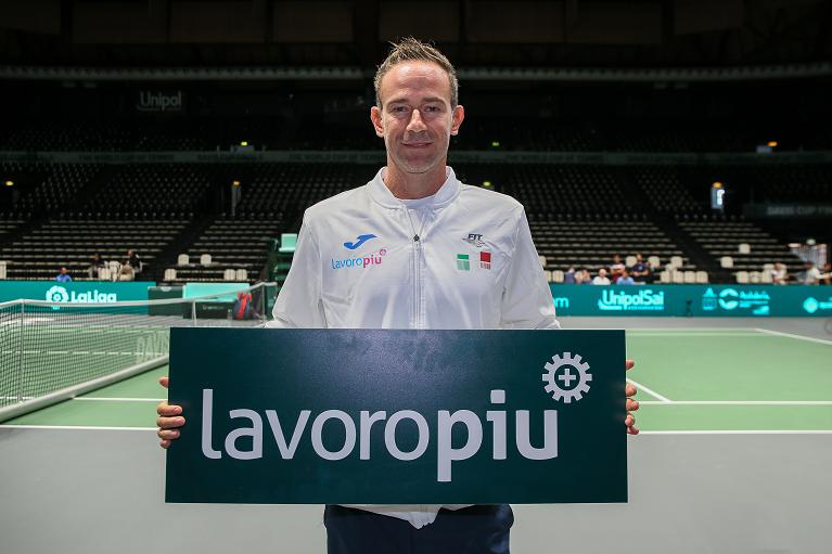 Il capitano azzurro Filippo Volandri con il logo di