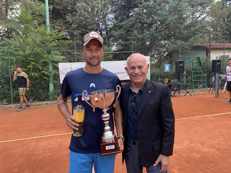 Francesco Garzelli, vincitore dell'open di Pisticci, premiato dal presidente del comitato FIT Basilicata Domenico Volturo