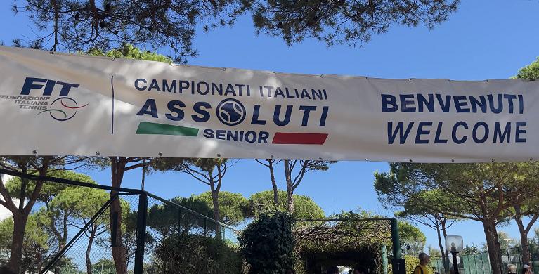 Il benvenuto al MarePineta Tennis di Milano Marittima per i Campionati Italiani Assoluti Veterani