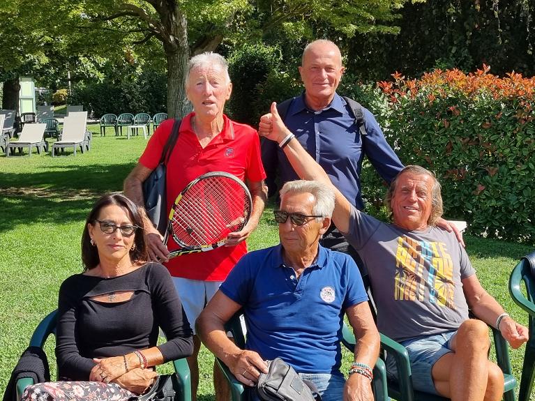 Franco Rollino salutato dai supporter a fine match
