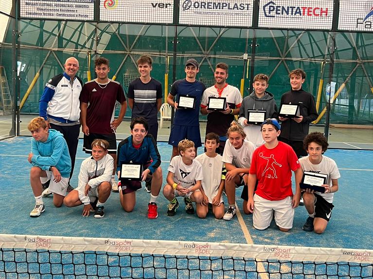 Foto di gruppo alla tappa del circuito giovanile di Padel a Massalombarda