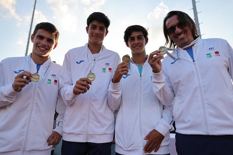 Il Team Italia festeggia con la medaglia di bronzo: da sinistra Lorenzo Angelini, Federico Cinà, il capitano Tomas Tenconi e Lorenzo Carboni (foto Stevanovic)