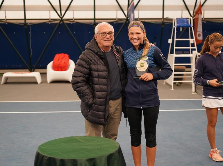 Laura Chlumska, vincitrice del tabellone femminile, premiata dal consigliere nazionale FIT Donato Calabrese
