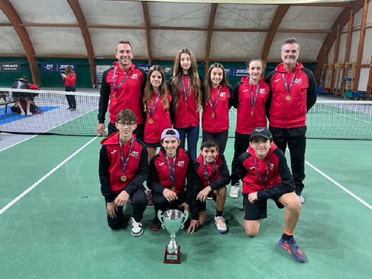 Final Four Coppa d'Inverno 2022: il team della Puglia/Basilicata con il trofeo del terzo posto