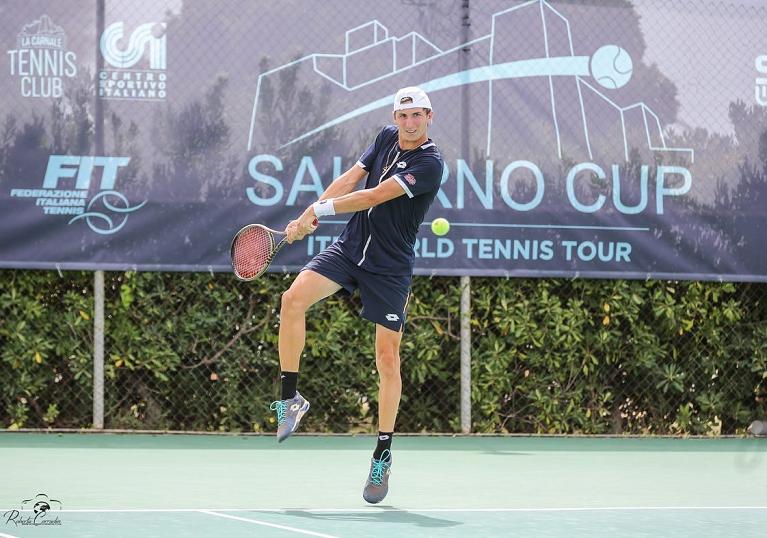 Federico Bondioli prepara il suo rovescio