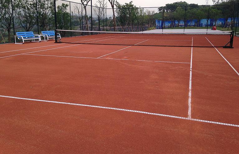 Campo da tennis in terra rossa