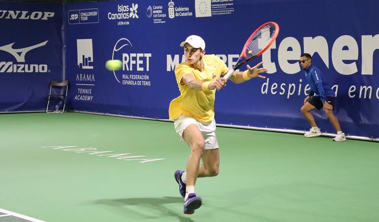 Matteo Arnaldi colpisce di rovescio (foto Sporface)